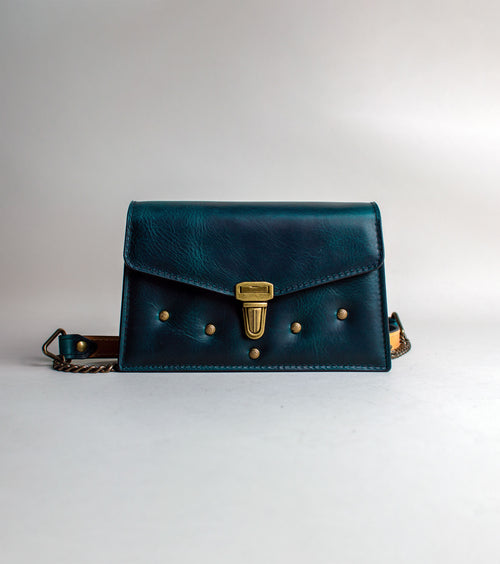 Front-view-of-emerald-luxury-leather-purse-handmade-in-the-us