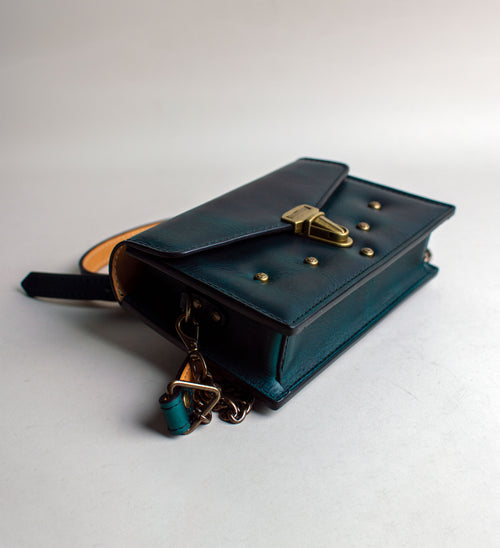 Side-3/4-view-of-emerald-luxury-leather-purse-handmade-in-the-us