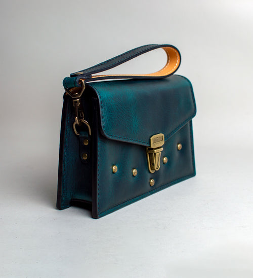 Side-view-of-emerald-luxury-leather-purse-handmade-in-the-us