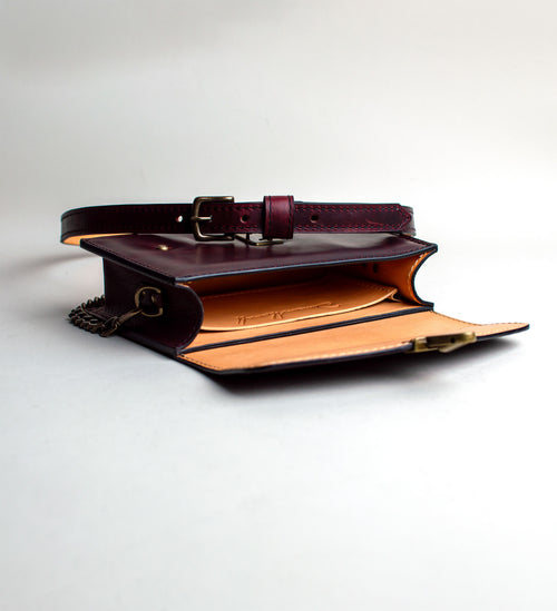 Interior-View-of-small-padded-handmade-luxury-purse-made-out-of-dark-red-italian-leather-by-duncan-maxwell